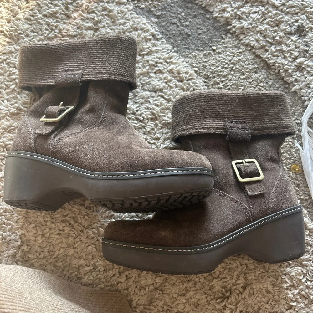 Crocs Boots Womens 7 Cobbler Brown Suede Wedge Pull On Cuff Casual Classic
